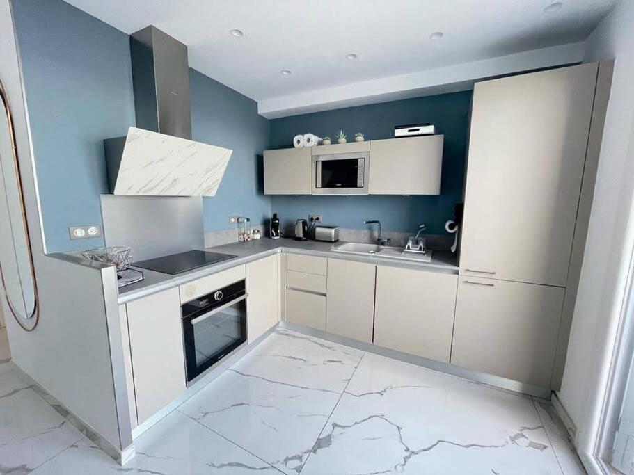 Beach Front, Superbe Appartement Pour 4 Personnes Nizza Kültér fotó