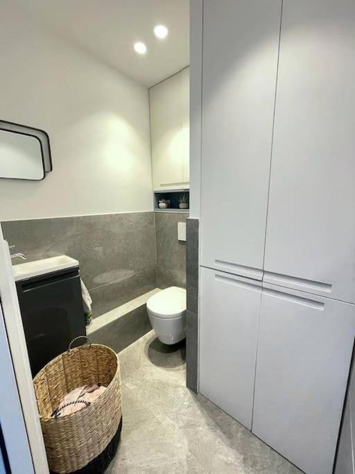 Beach Front, Superbe Appartement Pour 4 Personnes Nizza Kültér fotó