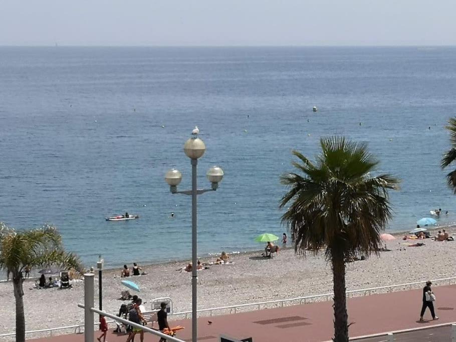 Beach Front, Superbe Appartement Pour 4 Personnes Nizza Kültér fotó