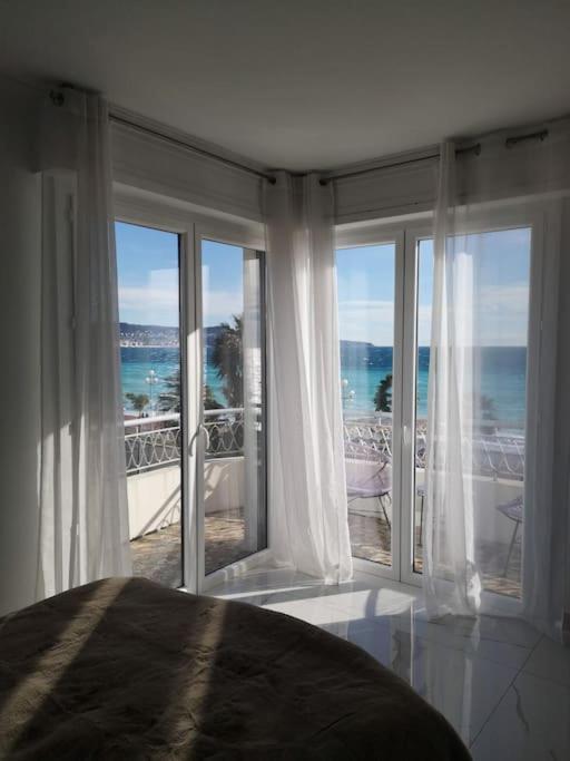 Beach Front, Superbe Appartement Pour 4 Personnes Nizza Kültér fotó