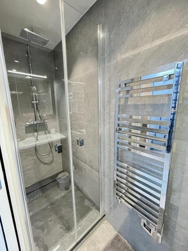 Beach Front, Superbe Appartement Pour 4 Personnes Nizza Kültér fotó