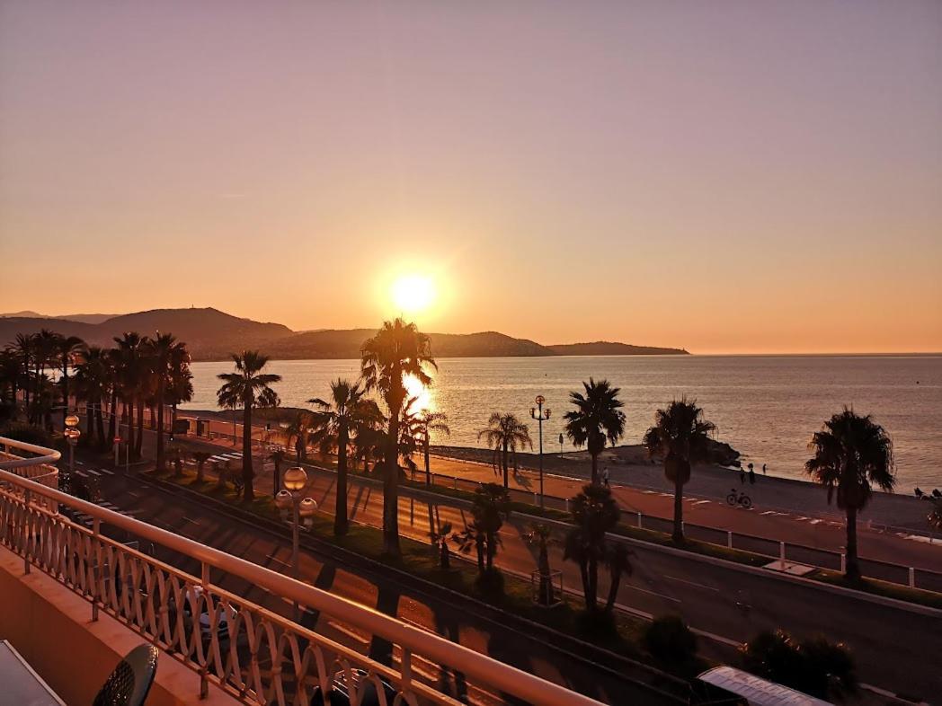 Beach Front, Superbe Appartement Pour 4 Personnes Nizza Kültér fotó