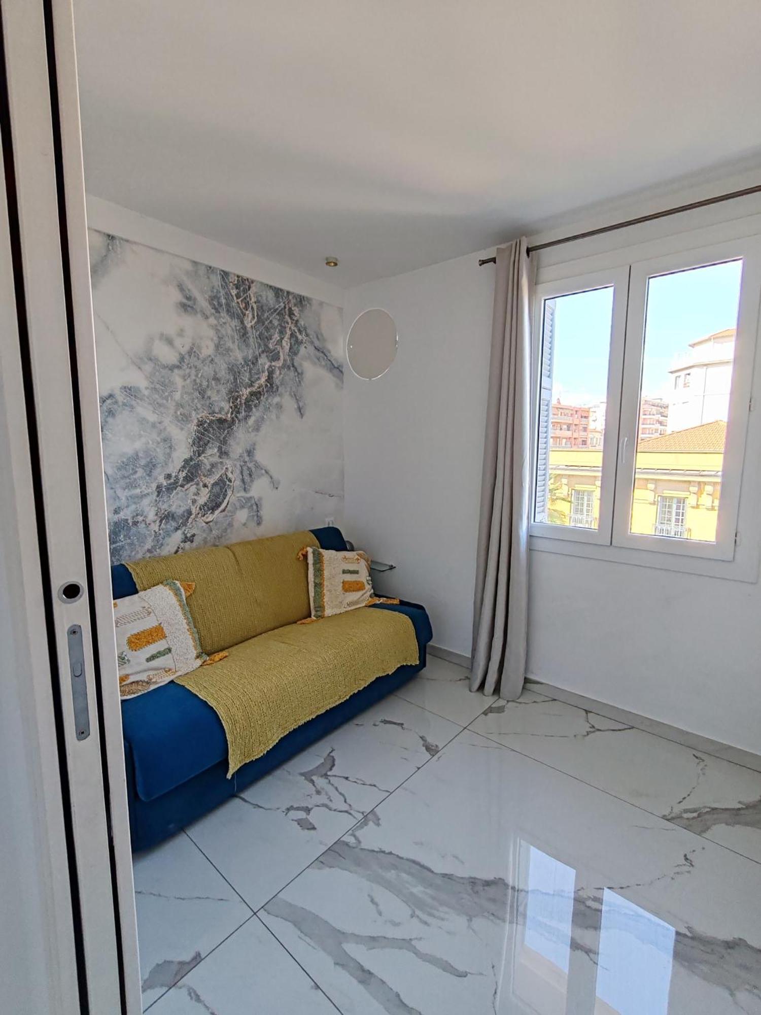 Beach Front, Superbe Appartement Pour 4 Personnes Nizza Kültér fotó