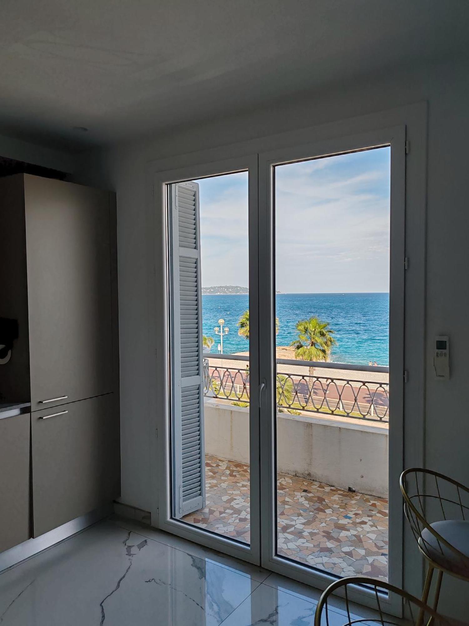 Beach Front, Superbe Appartement Pour 4 Personnes Nizza Kültér fotó