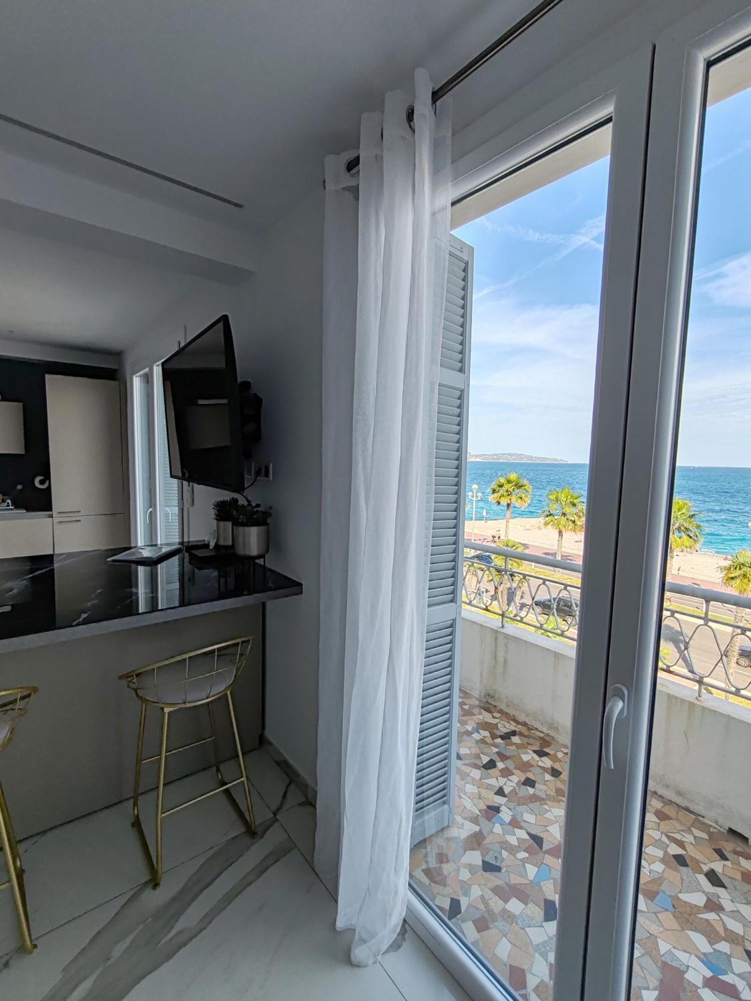 Beach Front, Superbe Appartement Pour 4 Personnes Nizza Kültér fotó