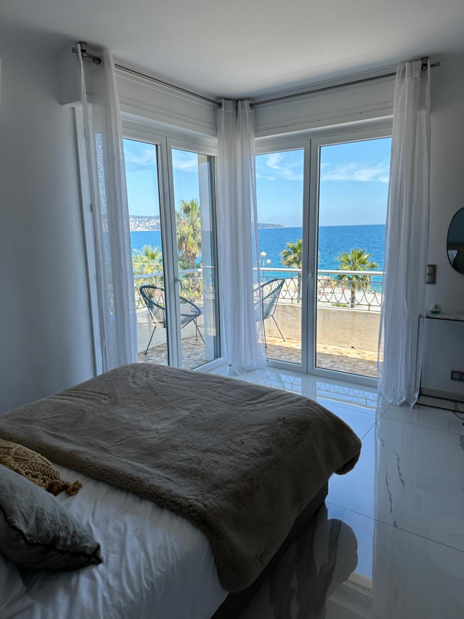 Beach Front, Superbe Appartement Pour 4 Personnes Nizza Kültér fotó