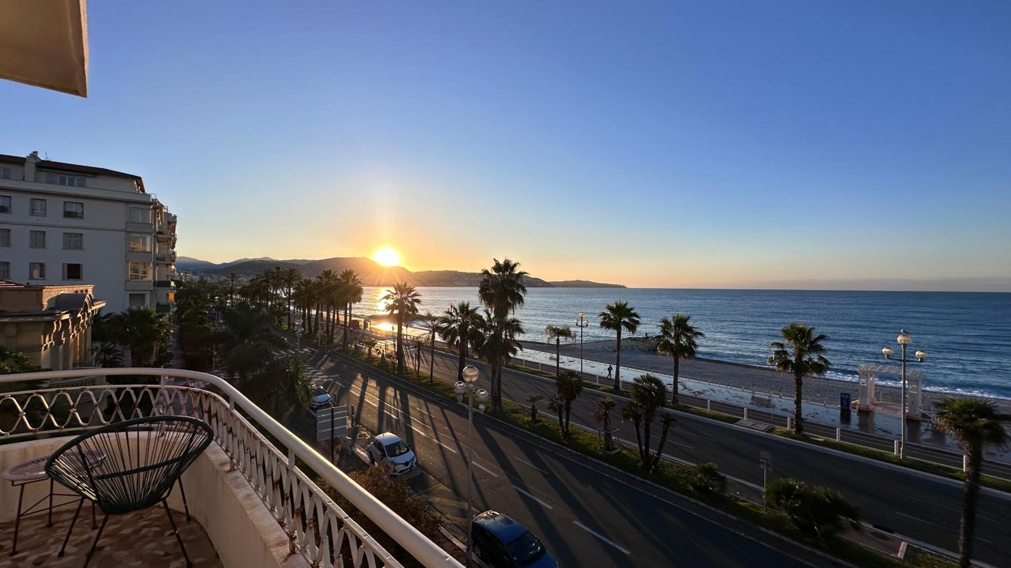 Beach Front, Superbe Appartement Pour 4 Personnes Nizza Kültér fotó